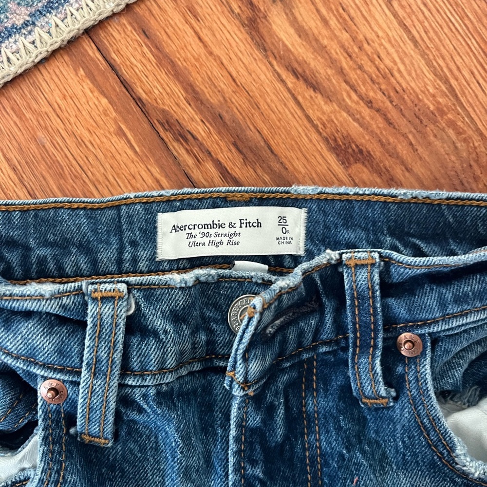 Abercrombie the 90s straight leg Ultra High Rise with a hinted pattern